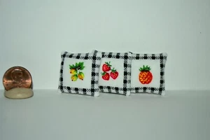 Cojines de almohadas miniatura para casa de muñecas escala 1:12 3 almohadas hechas a mano tema de frutas - Imagen 1 de 3