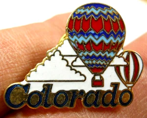 Pin de esmalte de metal de viaje recuerdo paisaje cielo globo aire colorado vintage - Imagen 1 de 3