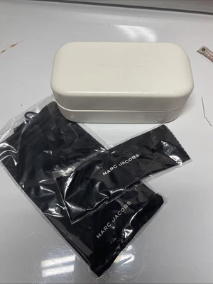 Estuche para gafas de sol de cuero blanco con cubierta rígida Marc Jacobs con tela y bolso Foto 1 de 4