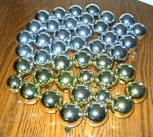 43 Stück Kugel Kunststoff Christbaumschmuck 21 Gold 22 Silber - Bild 1 von 4