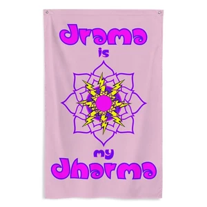 "Drama Dharma" Flagge emotionaler Klatsch Argument grenzwertig histrionisch - Bild 1 von 1