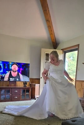 size 18 wedding dress preowned - Image 1 of 4