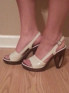 Neu ohne Karton zwei Lippen offene Zehenpartie Heels Größe 7 "Cookie" geschnitzter Absatz weiß - Bild 1 von 11