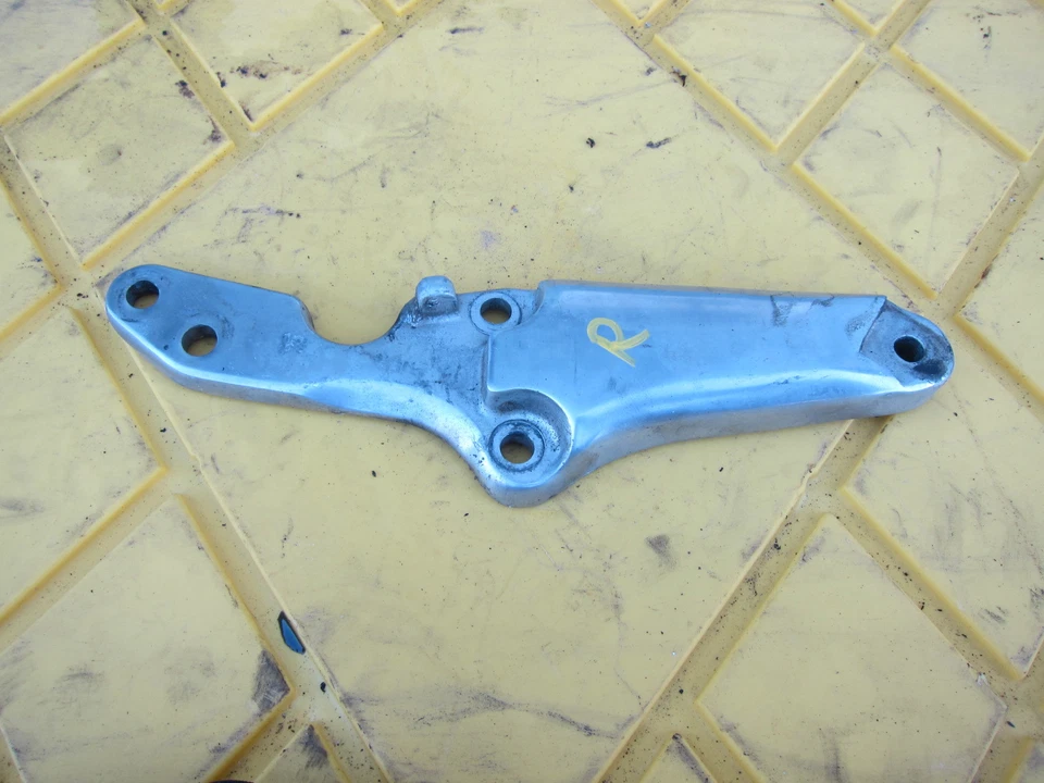 1982 Suzuki GS1100 GL OEM APOIO PARA OS PÉS DIANTEIRO DIREITO PEG STEP - Imagem 1 de 1