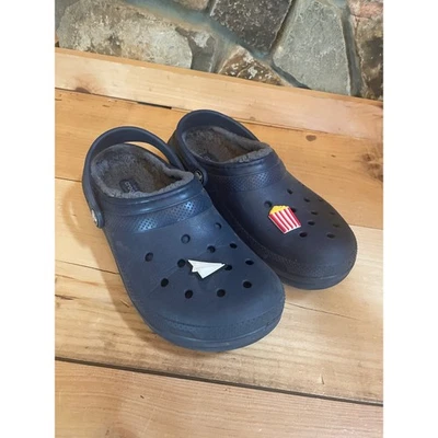 Zueco Crocs niños jóvenes clásico forrado sin cordones. Azul marino. 2 dijes. talla J5 niños/niñas Foto 1 de 4