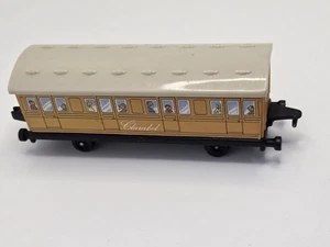 Autobús de pasajeros Ertl Clarabel Thomas The Tank Engine tren de plástico de colección Ertl - Imagen 1 de 7