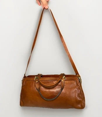 Cartera bandolera de cuero marrón caramelo vintage de los años 70 con correa y asas superiores Foto 1 de 4