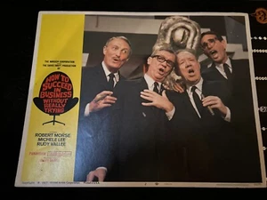 WIE MAN IM GESCHÄFT ERFOLGREICH IST, OHNE ES WIRKLICH ZU VERSUCHEN ORIG 1967 11x14 LOBBY CARD #2 - Bild 1 von 5