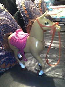 BEL CAVALLO BARBIE CON TESTA IN MOVIMENTO E SELLA ROSA, IN OTTIME CONDIZIONI - Foto 1 di 3
