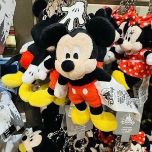 NUEVO Disney DLR Disneyland Parques Disney Mickey Mouse Bolso de Peluche Dije Llavero - Imagen 1 de 1