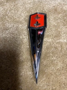 66 67 Pontiac Beaumont tapa maletero flecha lanza emblema nuevo envío gratuito 1966 1967 - Imagen 1 de 3