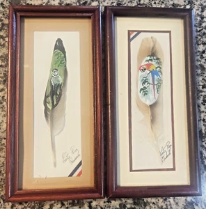 2 handbemalte Costa Rica Federn Papagei und Dschungelaffe 9 1/2 x 4 1/2 gerahmt - Bild 1 von 6