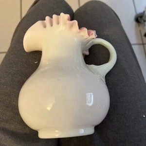 Fenton Made for LG Wright kleiner rosa weiß mundgeblasener Krug 5 Zoll - Bild 1 von 5