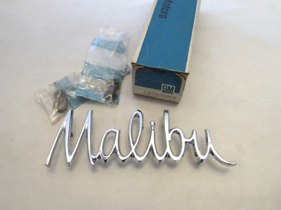 Chevrolet Malibu 1964 L/R guardabarros delantero emblema placa de nombre escritura GM 3920864 nuevo de lote Foto 1 de 4