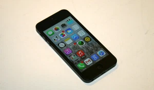 Apple IPHONE 5 At&t Téléphone 16GB Noir Lot avec Étui No AC Alimentation Adapter - Photo 1 sur 12