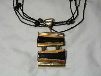 ...CHICOS...Collar Colgante Tono Oro, Vidrio Negro, Lucita Negra... Foto 1 de 4