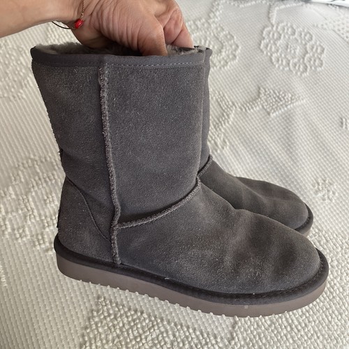Stivali corti classici UGG 100% camoscio pelliccia di pecora tinta suola in gomma grigio taglia 6