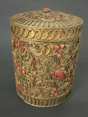 Ancienne boîte cylindrique en laiton filigrané, corail et perles de verre Inde