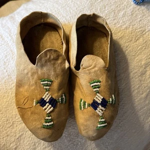 Native American beaded child’s Leather moccasins South Dakota Estate Sioux? - Picture 1 of 8