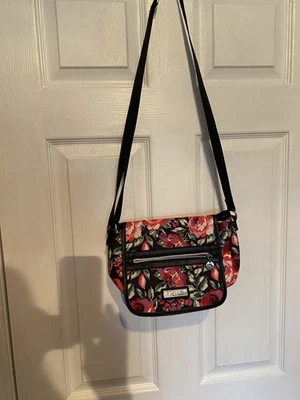 Bolso Bandolera Lily Bloom Negro Rojo Verde Rosas Excelente Estado Usado Foto 1 de 4
