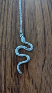 Schöner silberner Schlangenanhänger mit Halskette. Kostenloser Versand - Bild 1 von 1