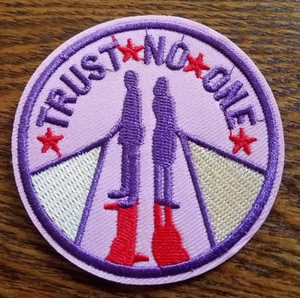 Parche bordado con logotipo redondo Trust No One Trust No One 3 pulgadas de alto - Imagen 1 de 3