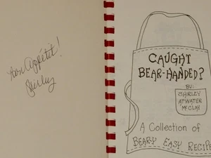 Gefangener Bär mit Hand? Rezepte SIGNIERT Shirley Atwater-McClay 1988 spiralgebunden - Bild 1 von 3