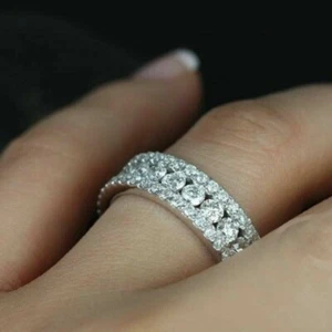 Alianza de boda de eternidad de diamantes simulados de corte redondo de 2,00 quilates enchapada en oro blanco de 14 quilates - Imagen 1 de 6