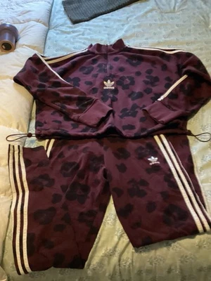 Juego de pista Adidas... estampado floral de arándano... talla mediana Foto 1 de 3