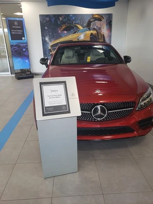 Mercedes-Benz Serie 300 2022 Signature parrilla de diamante con pasadores cromados Foto 1 de 4