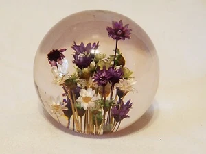 Pisapapeles acrílico Lucite flores reales artesanales MCM Daisygals Co. - 1 de 2 - Imagen 1 de 7