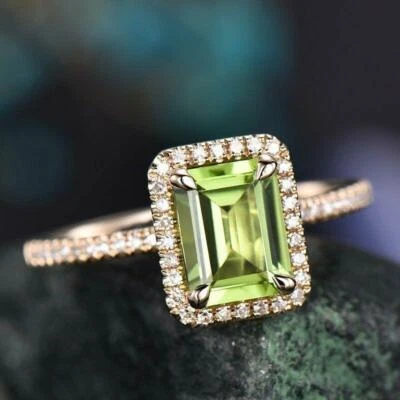 Anillo de compromiso solitario de 3 quilates con halo de peridoto creado en laboratorio enchapado en oro rosa de 14 k Foto 1 de 4