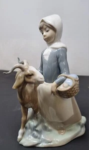 Statuina Lladro 4812 bambina con capra, scatola originale - Foto 1 di 17