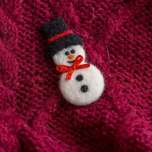 Felt Snowman Brooch – Handmade Eco Wool Winter Pin – Christmas Gift in Box - Picture 1 of 5
