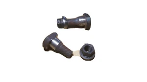 IHC Mc Cormick DED 3 DGD 4 D 320 324 430 432 Radbolzen hinten mit Mutter - Bild 1 von 4