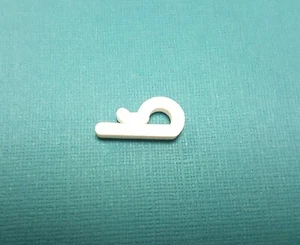 Clip de tarjeta de plástico de nailon blanco Stayput / clip de papel, exhibición multipropósito en tienda - Imagen 1 de 2