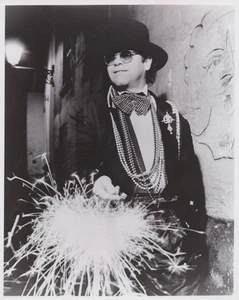 1980 Press Photo Singer Elton John Twirls Sparkler by Photographer Terry O'Neill - Picture 1 of 2