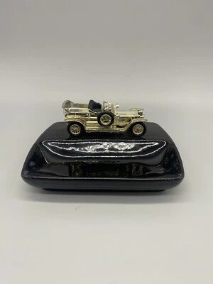 Rolls Royce vintage Lesney 1907 "Gold Ghost" montado en una bandeja de baratija/ceniza Foto 1 de 4