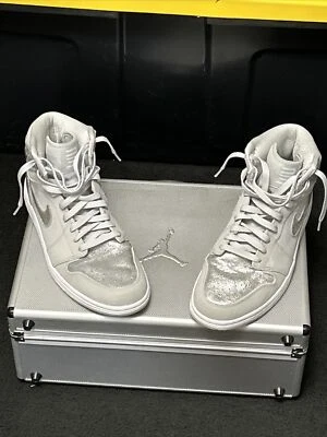 Air Jordan 1 Retro Plateado 25 Aniversario Hombre’s 10.5 Estuche Metal 2019 Cabra... Foto 1 de 4