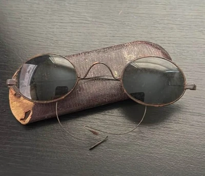Gafas de sol antiguas con montura de alambre con lentes tintadas y estuche rígido Foto 1 de 3