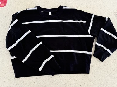 Equipo recortado Lululemon perfectamente grande. Talla 8. Rayas blancas y negras. Foto 1 de 4