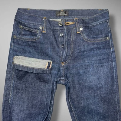 Jeans feminino APC Petit padrão 25x27 azul fino reto selvedge linha vermelha - Imagem 1 de 4