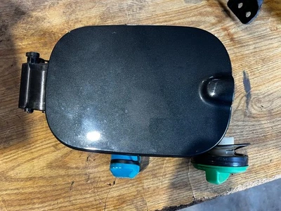 20 - 25 OEM GMC SIERRA 2500HD 3500HD DENALI FUEL LID DOOR FILLER PIPE Foto 1 de 3