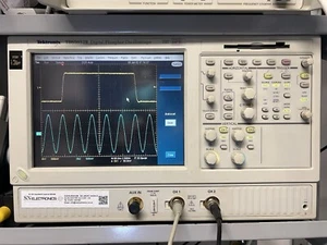 Tektronix TDS5052B Oscilloscopio digitale al fosforo 500 MHz 5GS/s touch screen - Foto 1 di 10