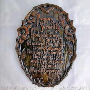 Placa de yeso vintage oración de serenidad MCM decoración de pared verde marrón 1970 - Imagen 1 de 9