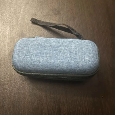 Estuche rígido azul para almacenamiento de artículos pequeños Foto 1 de 2