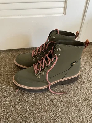 Bota de moda Teva para mujer de forma media, 8,5 EE. UU. oliva oscuro  Foto 1 de 4
