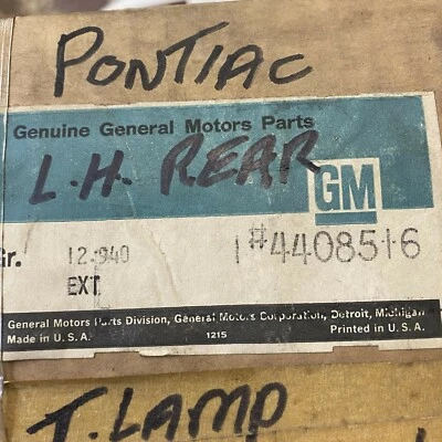 Extensión de lámpara trasera izquierda Pontiac Star Chief 1964 G.M. #4408516 Foto 1 de 4