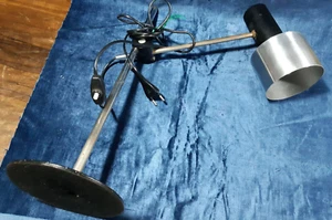 COLLEZIONISMO VINTAGE 1970 Lampada da scrivania svedese in alluminio - Foto 1 di 8