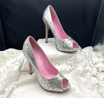 Mujeres Leg Avenue Ella Punta Abierta Plata Brillo 5" Tacones Disfraz Zapatos Talla 8 Foto 1 de 4